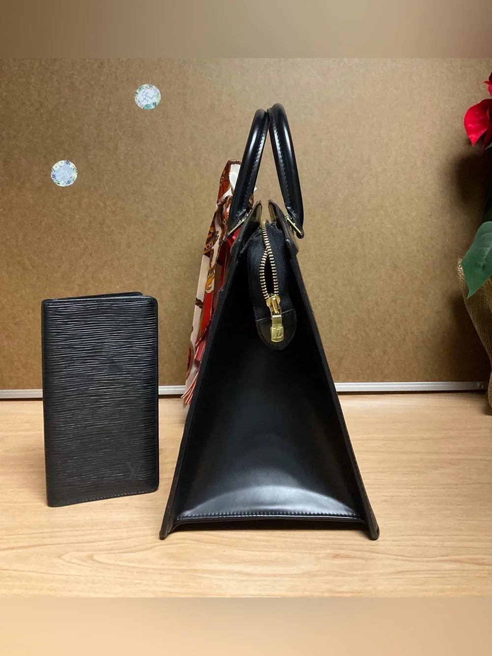 ✅LOUIS VUITTON Black Epi Leather Bag
AUTHENTIC SET - Picture 4 of 16